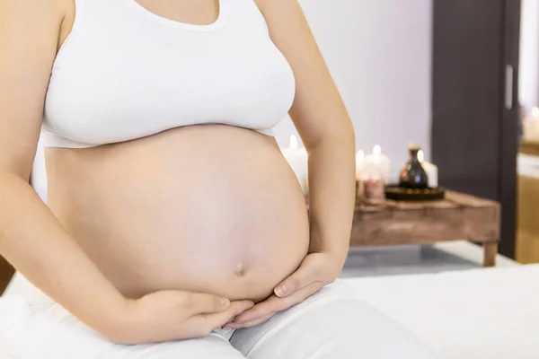 Jonge zwangere vrouw doet yoga thuis — Stockfoto