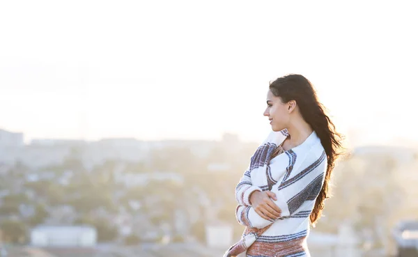 Mujer joven al aire libre en el fondo de la ciudad en el día soleado — Foto de Stock