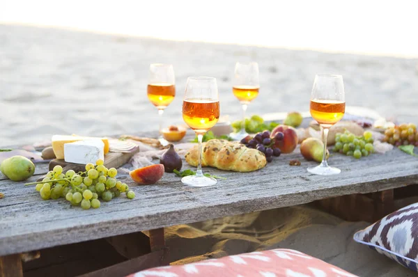 Stół piknikowy Beach z wina różowego — Zdjęcie stockowe