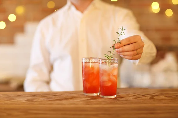 Barman dělá dva koktejly — Stock fotografie