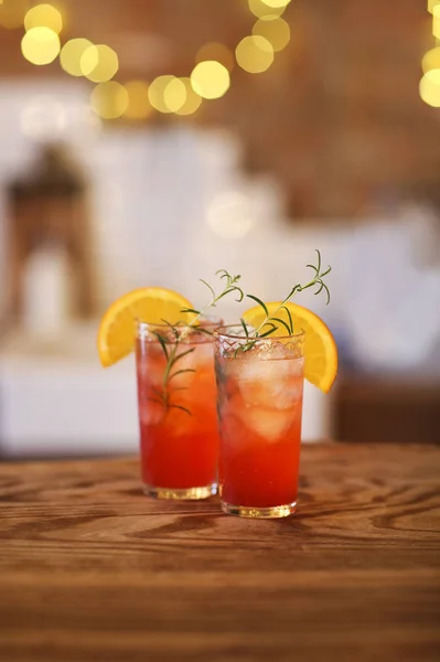 Twee cocktailglazen op houten bar — Stockfoto