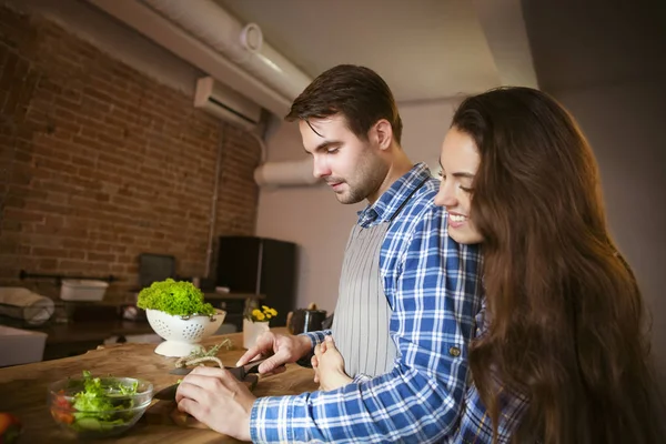 Jovem casal sorrindo cozinhar juntos — Fotografia de Stock