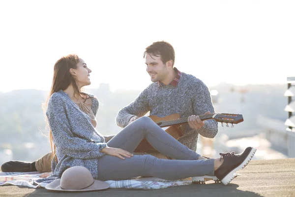 Genç adam ve kadın dışarıda eğleniyor gitar ile — Stok fotoğraf