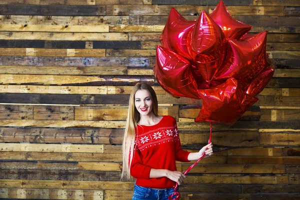 Femme heureuse avec des ballons rouges — Photo