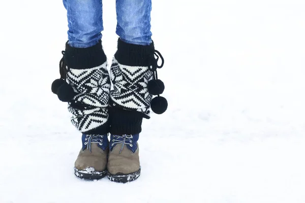 Legs of woman walking in winter park with copy space area for a — Stock Photo, Image