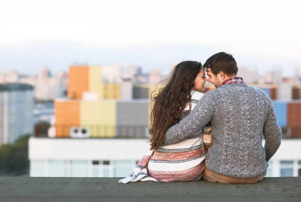 Giovane uomo e donna abbracciare e divertirsi all'aperto — Foto Stock