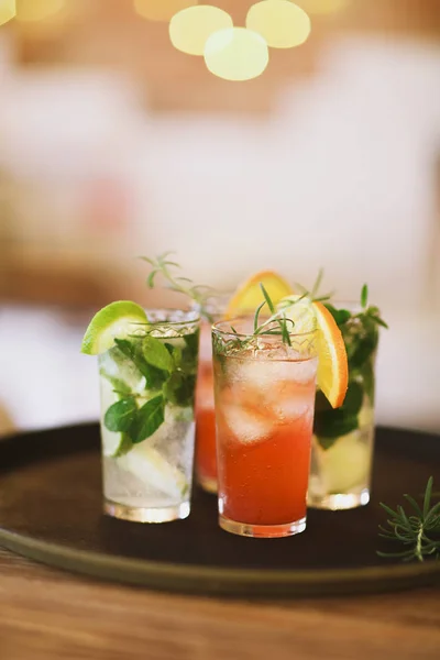 Due bicchieri da cocktail sul vassoio nel bar — Foto Stock