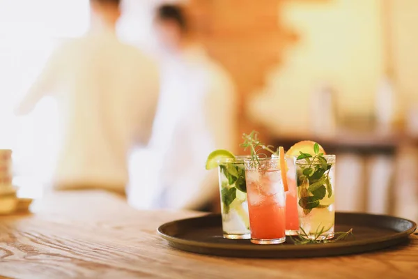 Due bicchieri da cocktail sul vassoio nel bar — Foto Stock