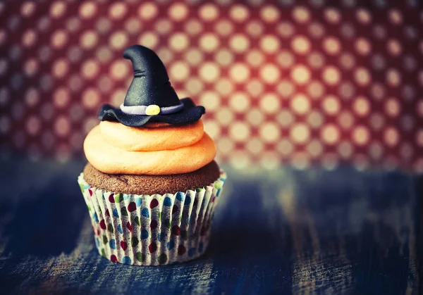 Halloween ontwerp cupcake op donkere achtergrond — Stockfoto