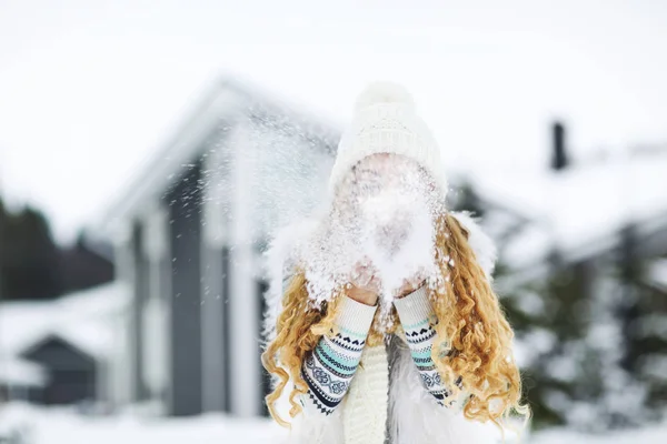 Schöne Frau bläst in den Schnee — Stockfoto