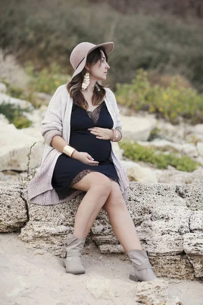 Modna Kobieta w ciąży w czarnej sukience na zewnątrz — Zdjęcie stockowe