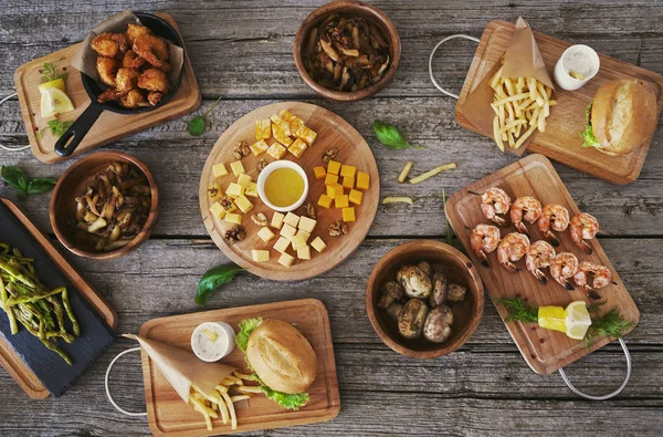Blick von oben auf den Tisch mit Essen und Snacks — Stockfoto