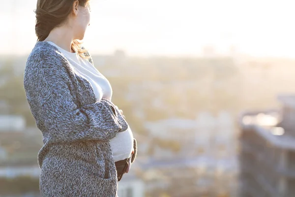 Молодая беременная женщина на открытом воздухе осенний день — стоковое фото