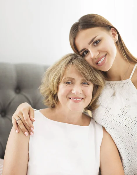 Rijpe vrouw omhelzing met jong meisje — Stockfoto