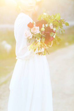 Düğün buketi olan güzel gelin