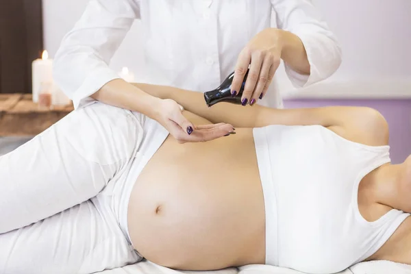 Young pregnant woman have massage treatment at spa — Stock Photo, Image