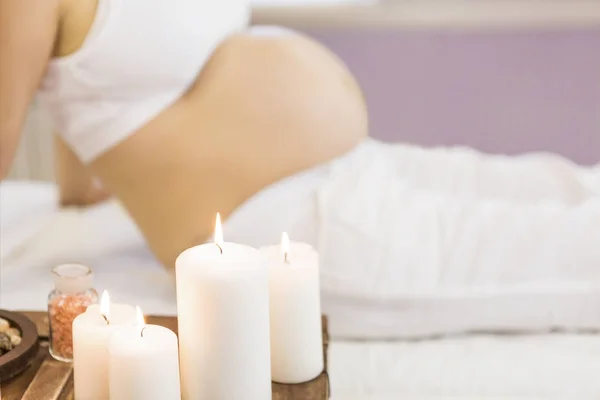 Jovem grávida tem tratamento de massagem no spa — Fotografia de Stock