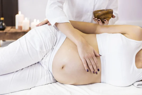 若い妊婦スパでマッサージ治療があります。 — ストック写真