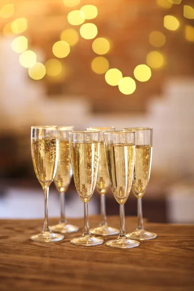 Champagne glazen op gouden achtergrond — Stockfoto