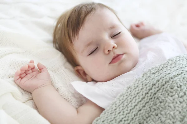Крупный план портрета красивого спящего ребенка на белом — стоковое фото