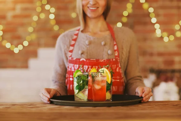 Giovane bella donna con cocktail rossi e verdi sul vassoio — Foto Stock