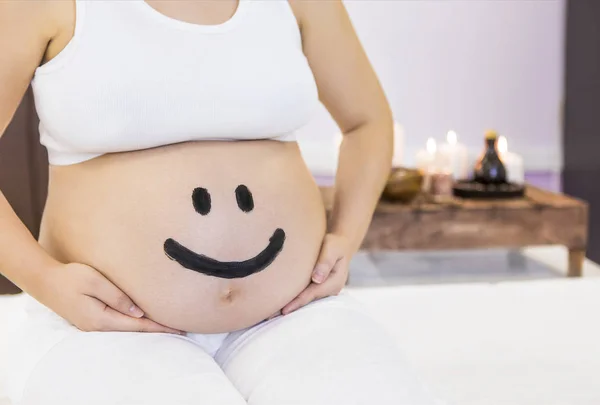Junge schwangere Frau haben Massage-Behandlung im Spa — Stockfoto