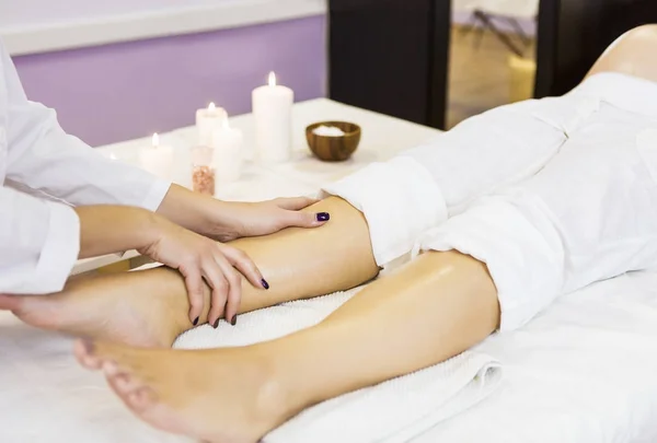 Jonge zwangere vrouw hebben massagebehandeling in spa — Stockfoto