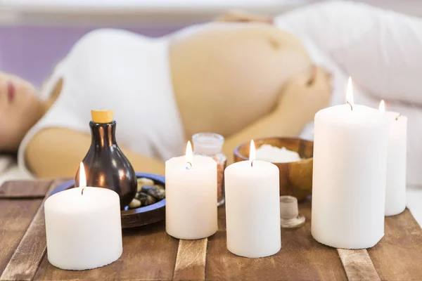 Junge schwangere Frau haben Massage-Behandlung im Spa — Stockfoto