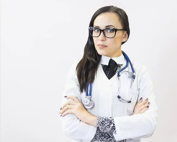 Giovane bella donna medico su sfondo bianco — Foto Stock