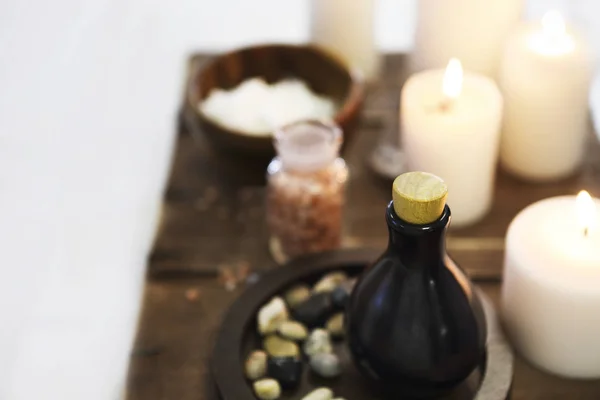 Sal esencial de aceite de masaje y velas en el spa — Foto de Stock