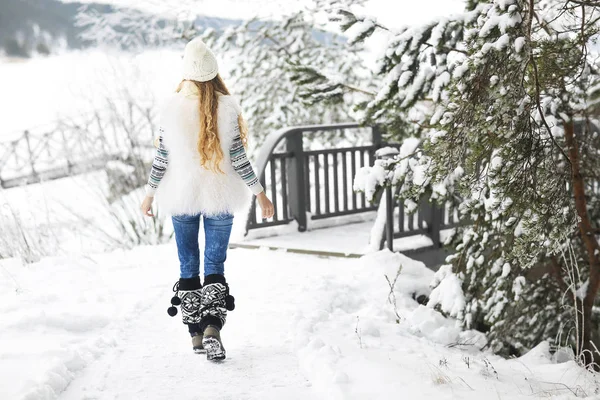 Young woman walking at park covered with snow — Stock Photo, Image