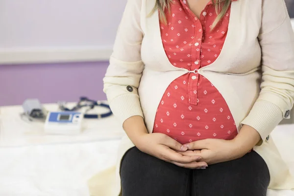 Young pregnant woman at doctors office Royalty Free Stock Photos