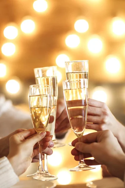Шампанські окуляри в руках на золотому фоні — стокове фото