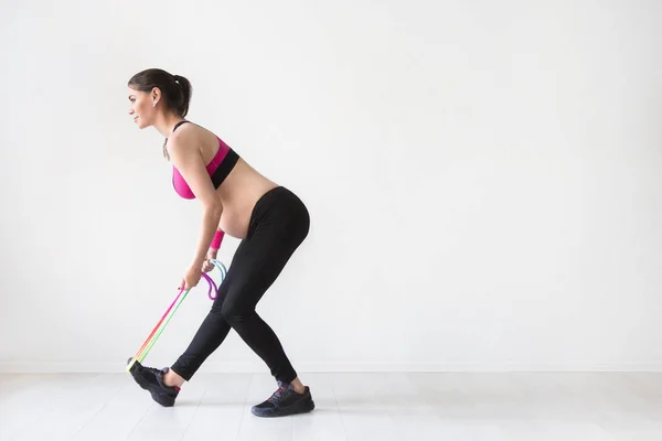 Bir genç hamile kadın fitness egzersizleri yapıyor — Stok fotoğraf