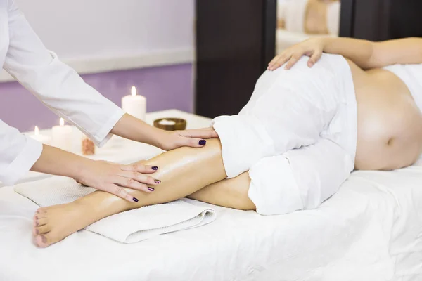 Jovem grávida tem tratamento de massagem no spa — Fotografia de Stock