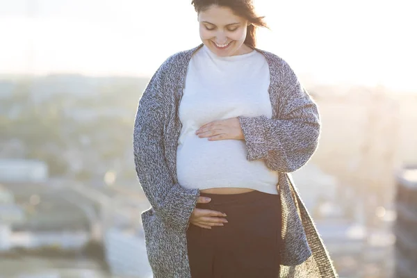 Έγκυος γυναίκα ευτυχισμένη εξωτερική ημέρα του φθινοπώρου — Φωτογραφία Αρχείου