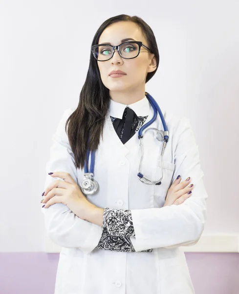 Giovane bella donna medico su sfondo bianco — Foto Stock