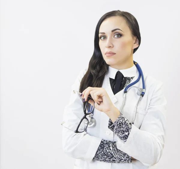 Giovane bella donna medico su sfondo bianco — Foto Stock