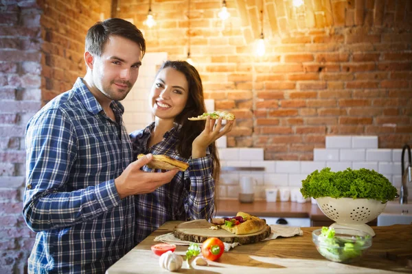 Giovane coppia sorridente mangiare insieme — Foto Stock
