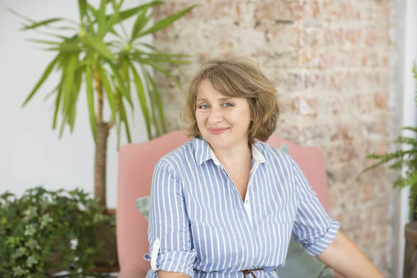 Portrait of middle age woman in the room — Stock Photo, Image