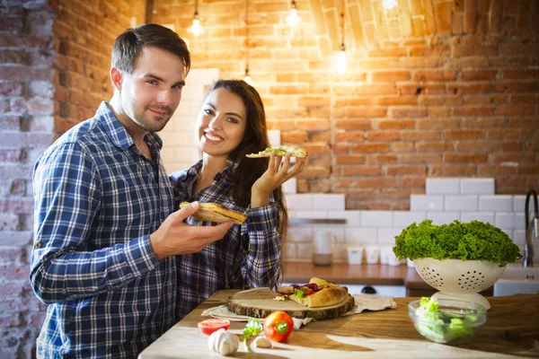 Young glimlachend paar samen eten — Stockfoto