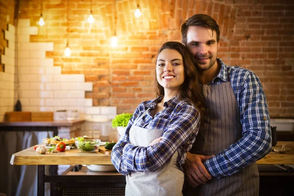 Giovane coppia sorridente cucina insieme — Foto Stock