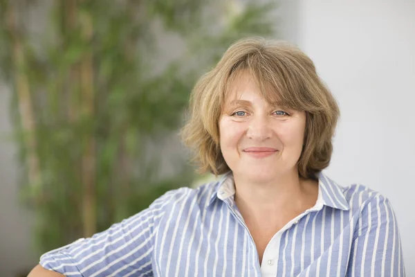 Portret van een vrouw van middelbare leeftijd in de kamer — Stockfoto