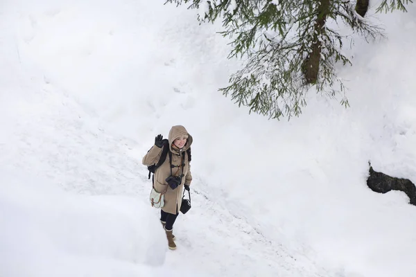 Professional female film photographer in Karelia, Russia — Stock Photo, Image