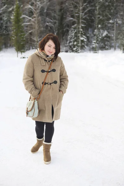 Sevimli genç kadın Kışın açık — Stok fotoğraf