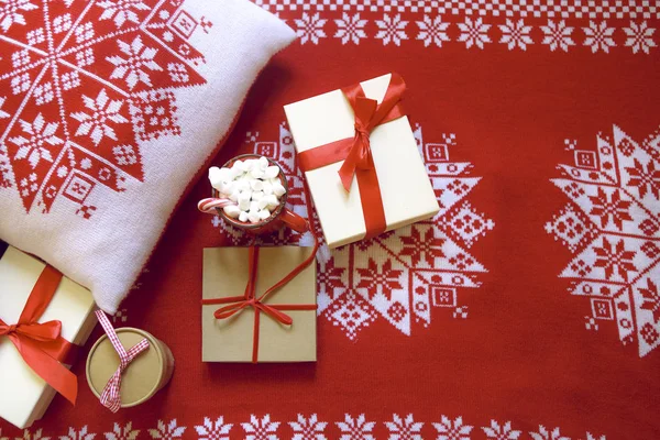 Natal fundo vermelho e branco com presentes — Fotografia de Stock