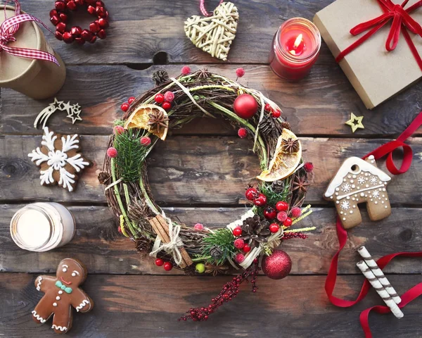 Sfondo natalizio con decorazioni e candele — Foto Stock