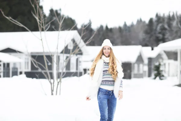 Young pretty smiling girl outdoors at winter street — Stock Photo, Image