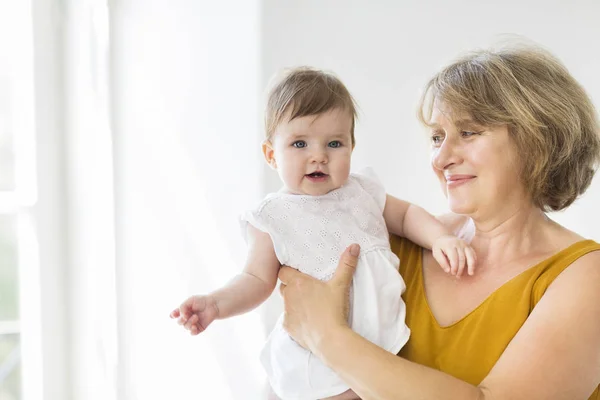 Femme mature embrasser avec bébé fille — Photo