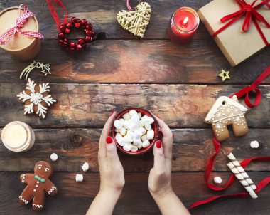 Noel arkaplanı dekorasyon ve mumlarla dolu.